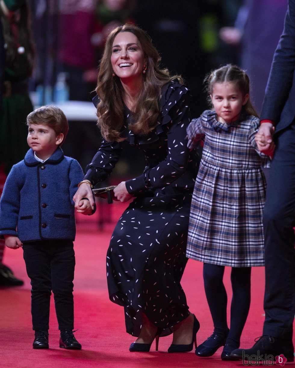 Kate Middleton y sus hijos, el Príncipe Luis y la Princesa Carlota en el espectáculo 'Pantoland'