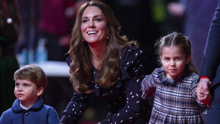 Kate Middleton y sus hijos, el Príncipe Luis y la Princesa Carlota en el espectáculo 'Pantoland'