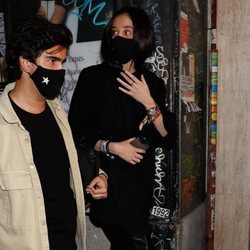 Victoria Federica y Jorge Bárcenas saliendo de un bar en Madrid