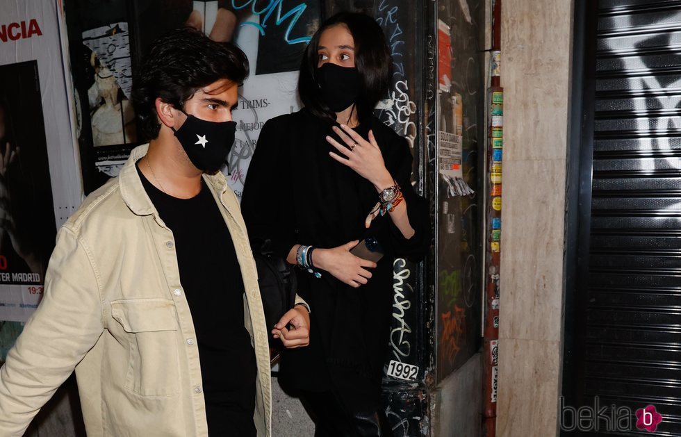 Victoria Federica y Jorge Bárcenas saliendo de un bar en Madrid