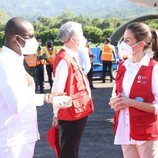 La Reina Letizia recibe un regalo a su llegada a Honduras para un viaje de cooperación