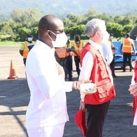 La Reina Letizia recibe un regalo a su llegada a Honduras para un viaje de cooperación