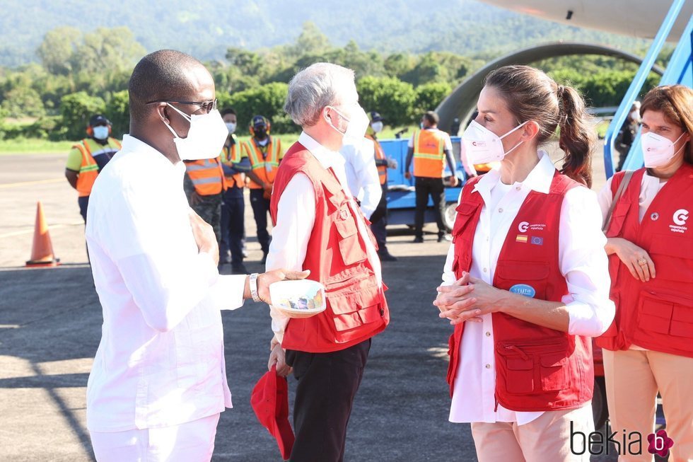 La Reina Letizia recibe un regalo a su llegada a Honduras para un viaje de cooperación