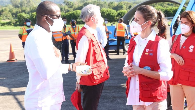 La Reina Letizia recibe un regalo a su llegada a Honduras para un viaje de cooperación