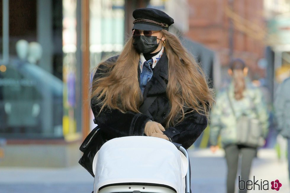 Gigi Hadid paseando con su hija por las calles de Nueva York