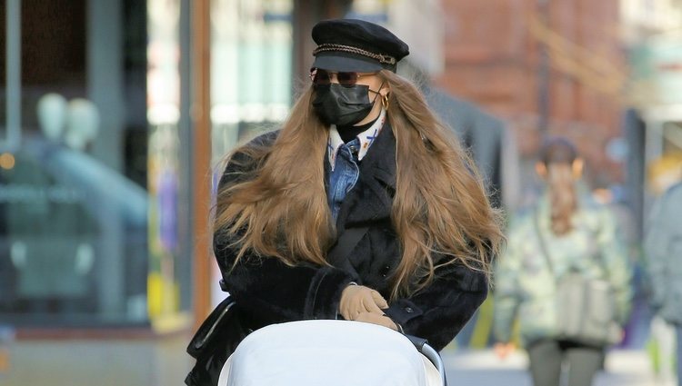 Gigi Hadid paseando con su hija por las calles de Nueva York