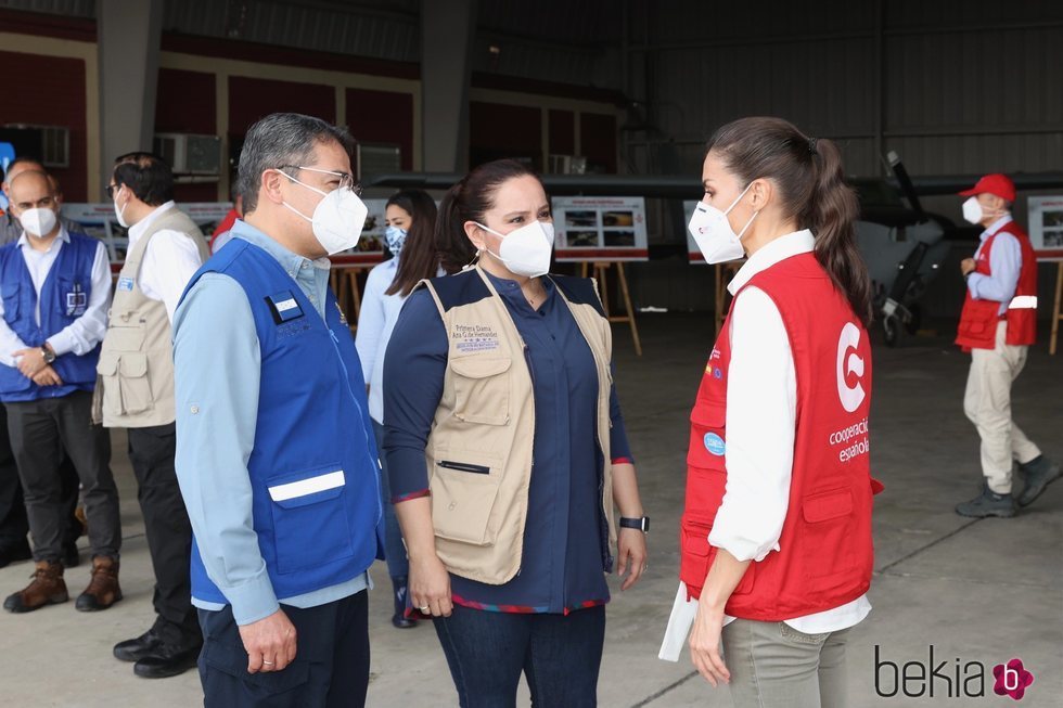 La Reina Letizia con el Presidente de Honduras, Juan Orlando Hernández y la Primera Dama, Ana García, en su viaje humanitario a Honduras