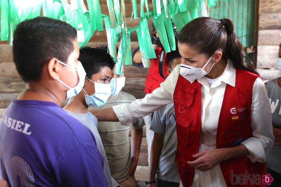 La Reina Letizia con un niño en el Centro de Educación Básica Oswaldo López de Arellano durante su viaje humanitario a Honduras