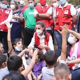 La Reina Letizia con unos niños durante su viaje humanitario a Honduras