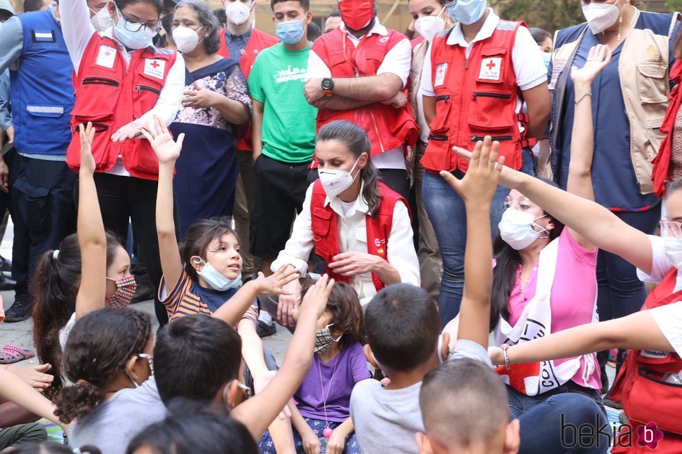 La Reina Letizia con unos niños durante su viaje humanitario a Honduras