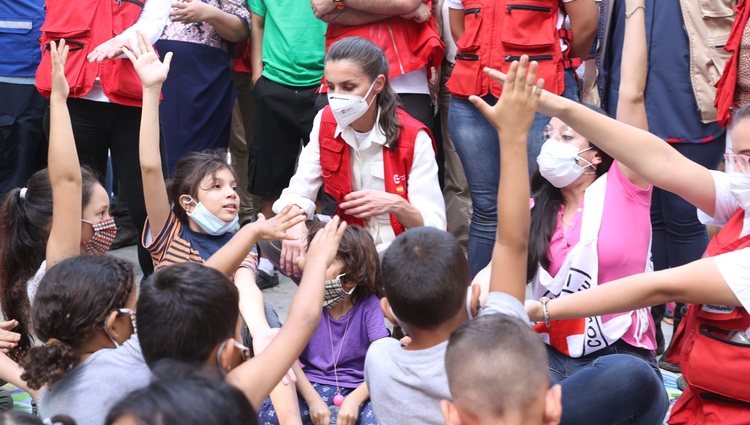 La Reina Letizia con unos niños durante su viaje humanitario a Honduras