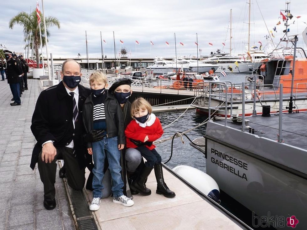 Alberto y Charlene de Mónaco con sus hijos Jacques y Gabriella de Mónaco en el bautismo de un barco de la policía marítima con el nombre Princesse Gabriell