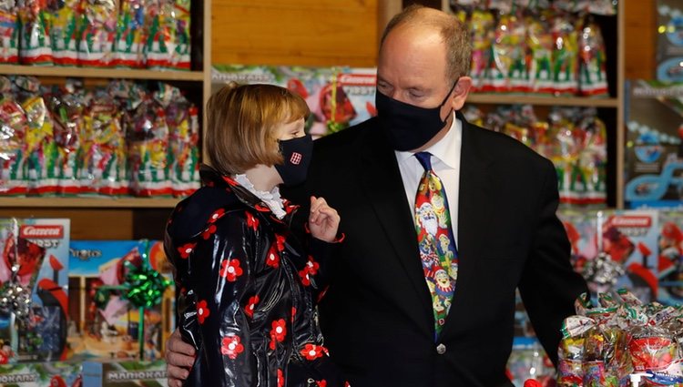 Alberto de Mónaco y su hija Gabriella de Mónaco en la entrega de regalos navideños 2020