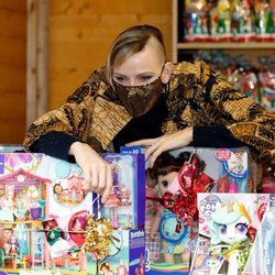 Charlene de Mónaco luce su cambio de look en la entrega de regalos navideños 2020