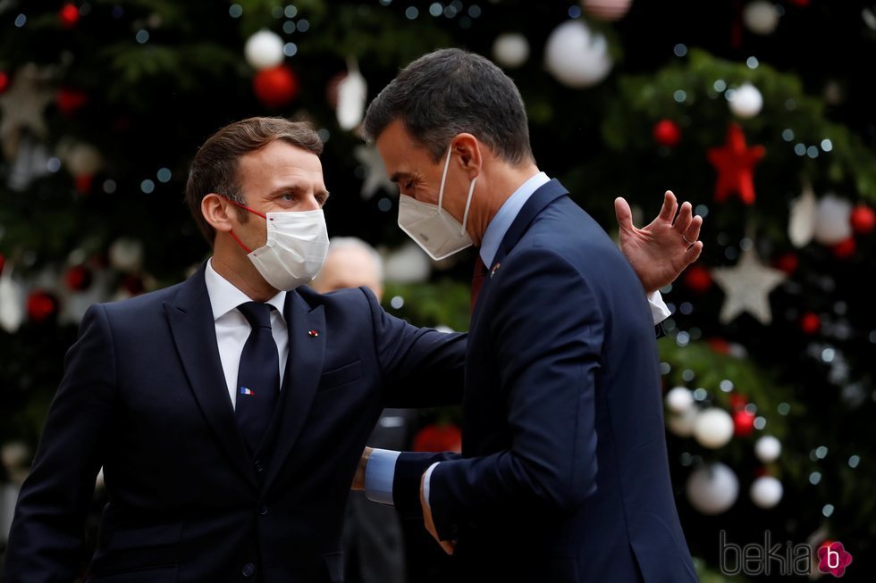 Emmanuel Macron saludando a Pedro Sánchez