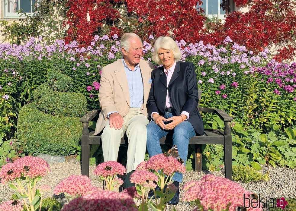 El Príncipe Carlos y Camilla Parker en los jardines de Birkhall