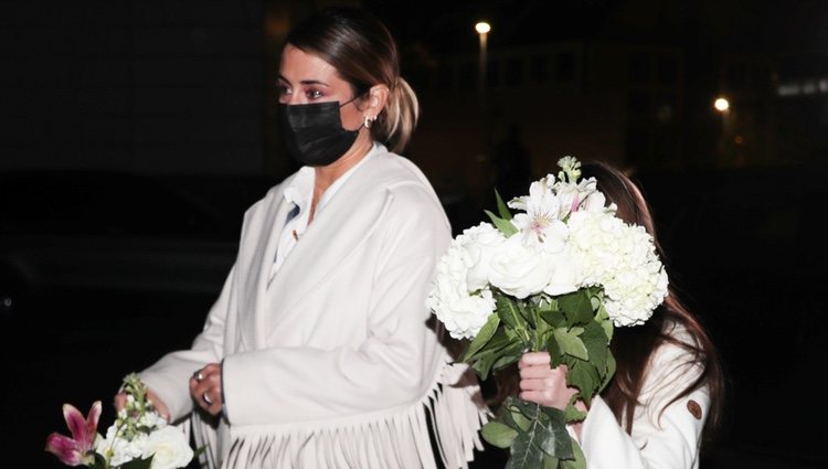 Elena Tablada acude a la misa funeral de su abuela con su hija Ella