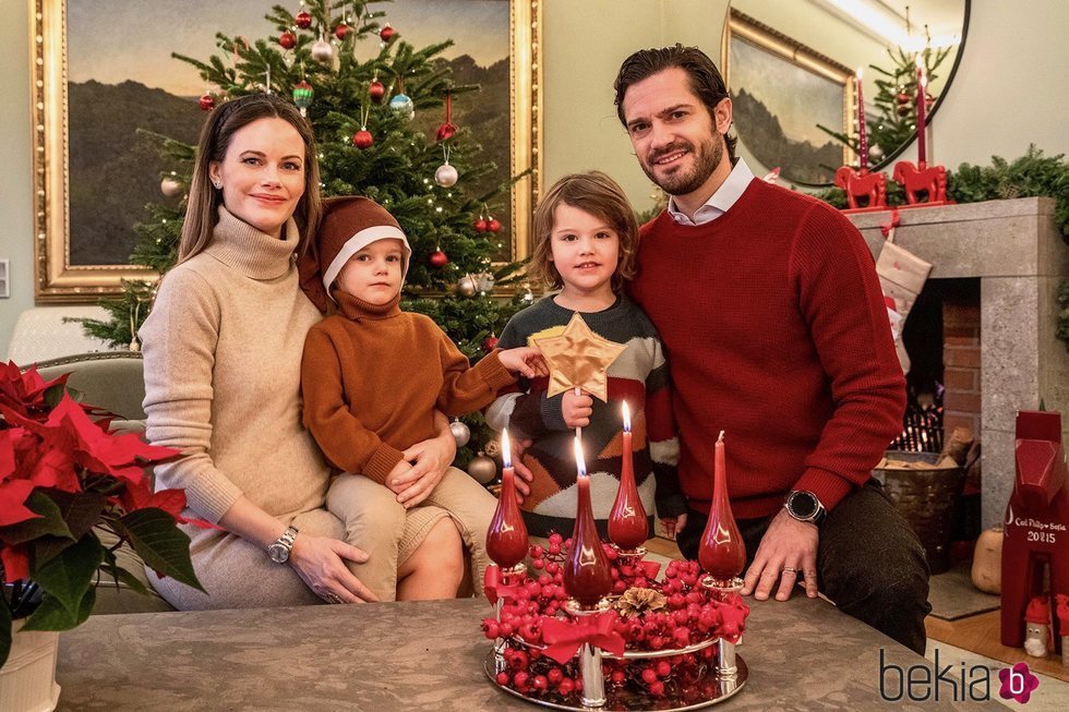 Carlos Felipe y Sofia de Suecia con sus hijos Alejandro y Gabriel en la celebración de Santa Lucía 2020