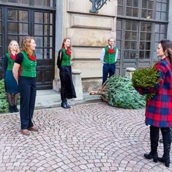 Carlos Felipe y Sofia de Suecia en la recogida de árboles de Navidad en el Palacio Real de Estocolmo