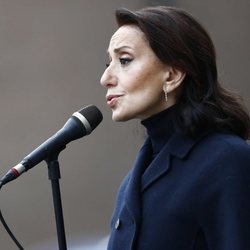 Luz Casal cantando en la inauguración del monumento en memoria a los sanitarios fallecidos durante la pandemia