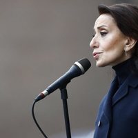 Luz Casal cantando en la inauguración del monumento en memoria a los sanitarios fallecidos durante la pandemia