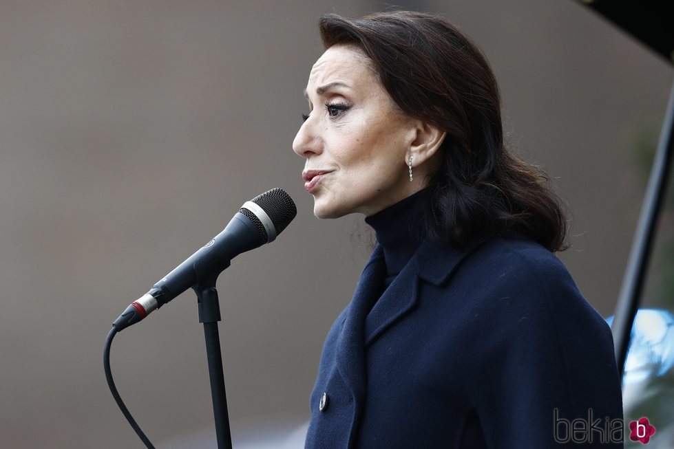 Luz Casal cantando en la inauguración del monumento en memoria a los sanitarios fallecidos durante la pandemia