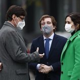 Salvador Illa, Isabel Díaz Ayuso y José Luis Martínez-Almeida en la inauguración del monumento en memoria a los sanitarios fallecidos durante la pandemia