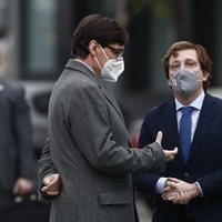 Salvador Illa, Isabel Díaz Ayuso y José Luis Martínez-Almeida en la inauguración del monumento en memoria a los sanitarios fallecidos durante la pandemia