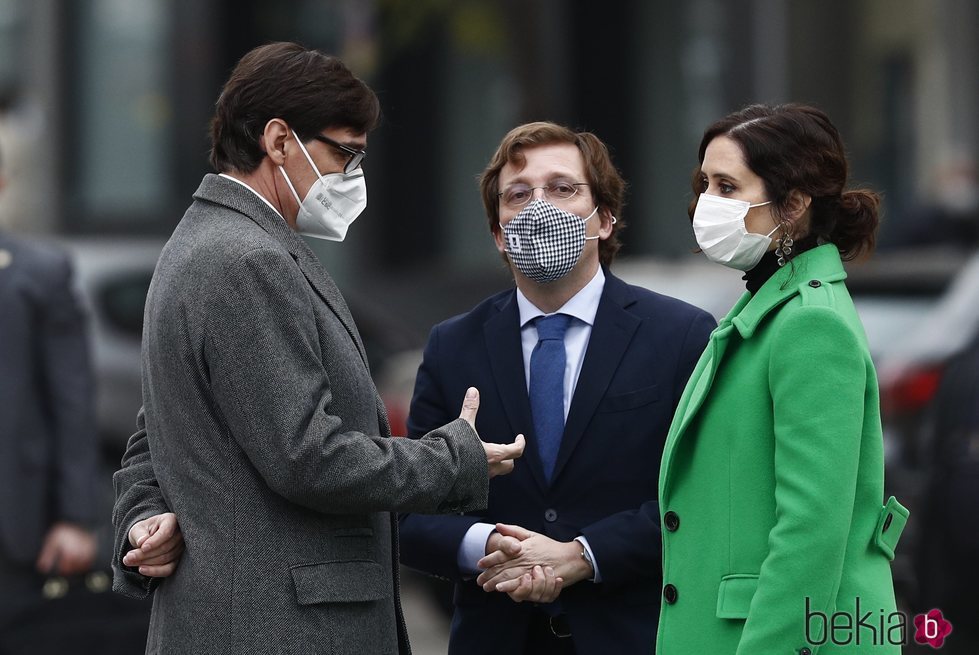 Salvador Illa, Isabel Díaz Ayuso y José Luis Martínez-Almeida en la inauguración del monumento en memoria a los sanitarios fallecidos durante la pandemia