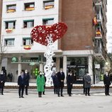 Los Reyes Felipe y Letizia guardando un minuto de silencio junto a las autoridades asistentes a la inauguración del monumento en memoria a los sanitarios f