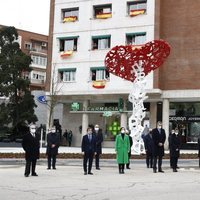 Los Reyes Felipe y Letizia guardando un minuto de silencio junto a las autoridades asistentes a la inauguración del monumento en memoria a los sanitarios f