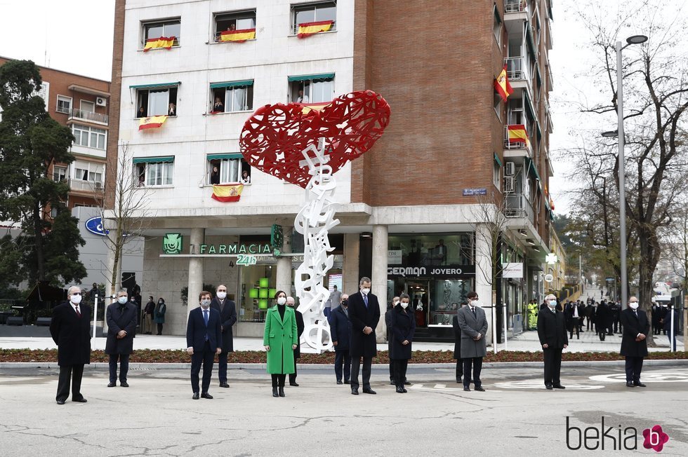 Los Reyes Felipe y Letizia guardando un minuto de silencio junto a las autoridades asistentes a la inauguración del monumento en memoria a los sanitarios f