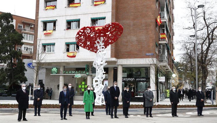 Los Reyes Felipe y Letizia guardando un minuto de silencio junto a las autoridades asistentes a la inauguración del monumento en memoria a los sanitarios f