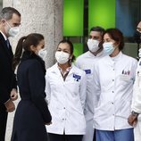 Los Reyes Felipe y Letizia hablando con unos farmacéuticos en la inauguración del monumento en memoria a los sanitarios fallecidos durante la pandemia