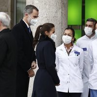 Los Reyes Felipe y Letizia hablando con unos farmacéuticos en la inauguración del monumento en memoria a los sanitarios fallecidos durante la pandemia