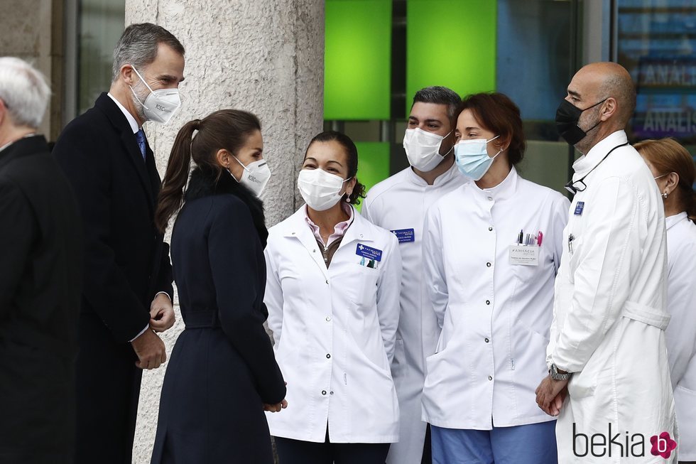 Los Reyes Felipe y Letizia hablando con unos farmacéuticos en la inauguración del monumento en memoria a los sanitarios fallecidos durante la pandemia