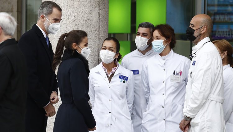 Los Reyes Felipe y Letizia hablando con unos farmacéuticos en la inauguración del monumento en memoria a los sanitarios fallecidos durante la pandemia