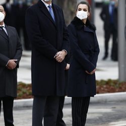 Los Reyes Felipe y Letizia en el acto de inauguración del monumento en memoria a los sanitarios fallecidos durante la pandemia