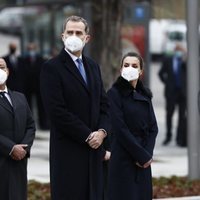 Los Reyes Felipe y Letizia en el acto de inauguración del monumento en memoria a los sanitarios fallecidos durante la pandemia