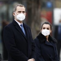 Los Reyes Felipe y Letizia en la inauguración del monumento en memoria a los sanitarios fallecidos durante la pandemia