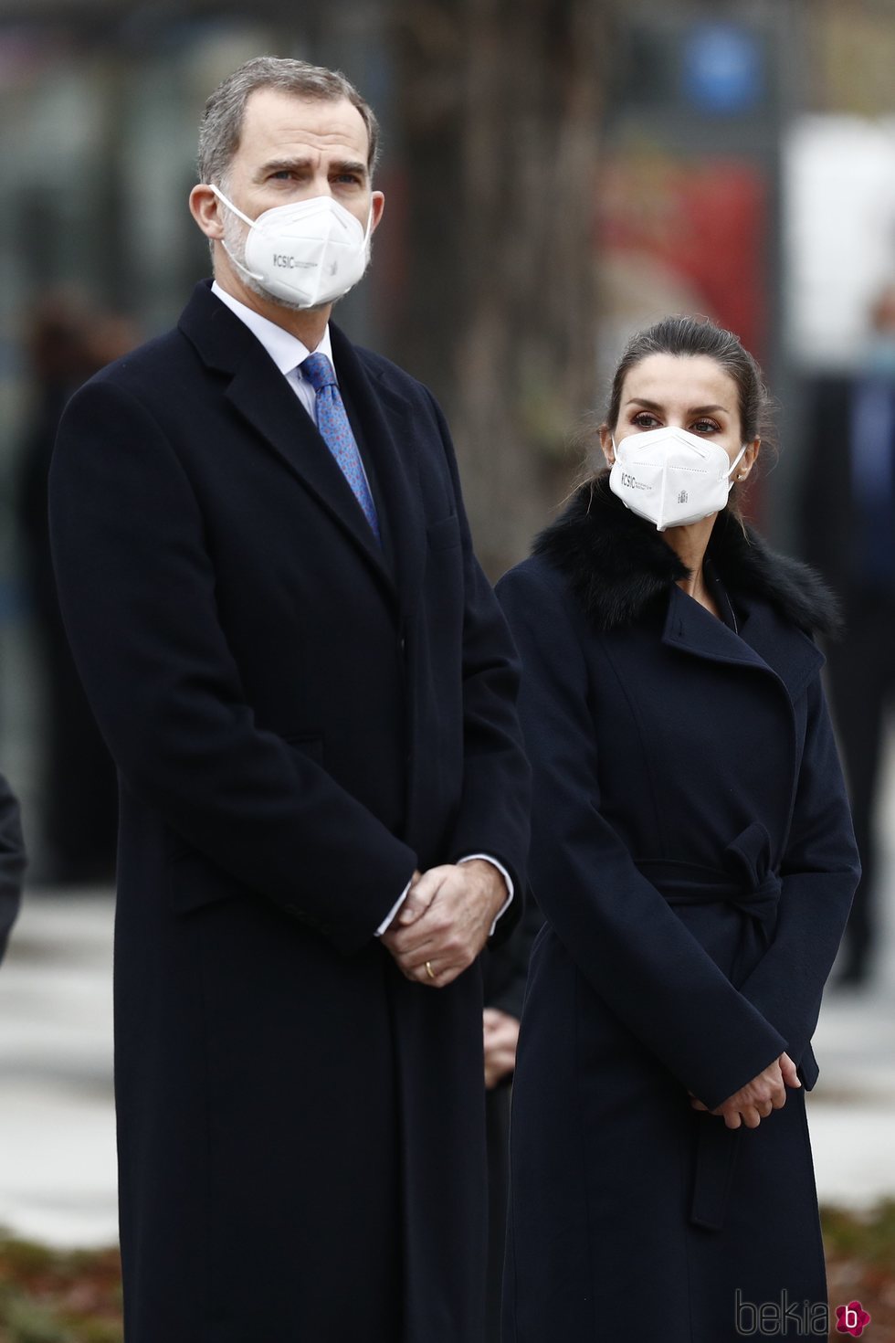 Los Reyes Felipe y Letizia en la inauguración del monumento en memoria a los sanitarios fallecidos durante la pandemia