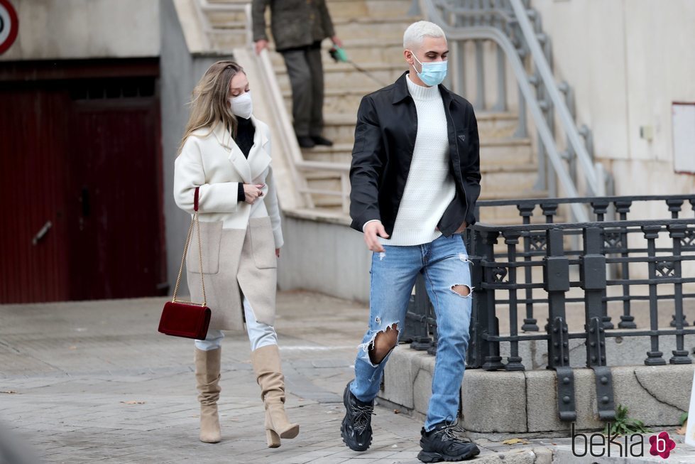 Ester Expósito y  Alejandro Speitzer juntos de paseo por Madrid