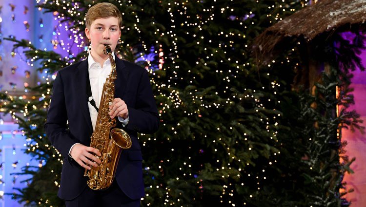 Emmanuel de Bélgica tocando el saxofón en el concierto de Navidad 2020