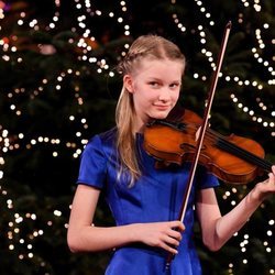 Leonor de Bélgica tocando el violín en el concierto de Navidad 2020