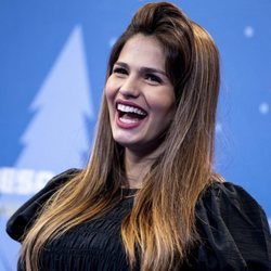 Sara Sálamo, muy sonriente en el estreno de una obra teatral