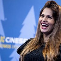 Sara Sálamo, muy sonriente en el estreno de una obra teatral