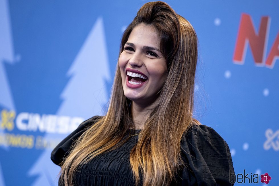 Sara Sálamo, muy sonriente en el estreno de una obra teatral