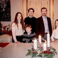 Federico y Mary de Dinamarca con sus hijos Christian, Isabel, Vicente y Josefina celebrando el cuarto domingo de Adviento 2020