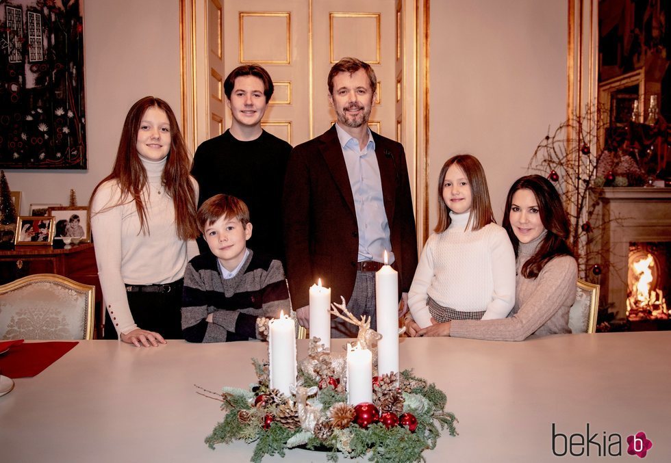 Federico y Mary de Dinamarca con sus hijos Christian, Isabel, Vicente y Josefina celebrando el cuarto domingo de Adviento 2020