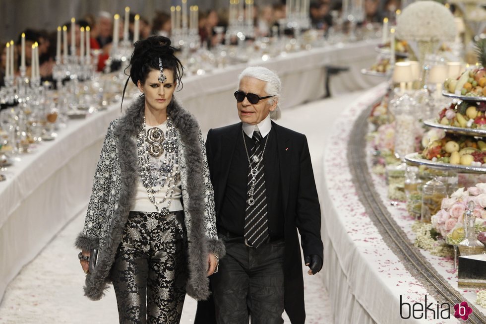 Stella Tennant cerrando un desfile de Chanel junto a Karl Lagerfeld